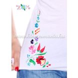 V-nyakú rövid ujjú női póló kalocsai hímzett mintával - fehér - Hímzésmánia 