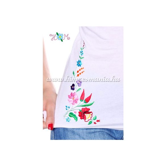 V-nyakú rövid ujjú női póló kalocsai hímzett mintával - fehér - Hímzésmánia 