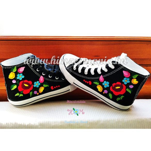 KALOCSAI MINTÁS TORNACIPŐ - KÉZI HÍMZÉS - FEKETE