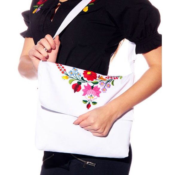 Kézzel hímzett kalocsai mintás táska 1 - fehér