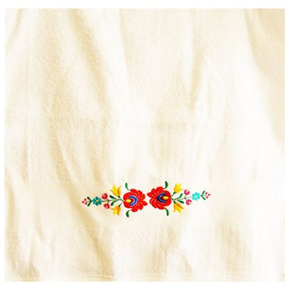 Hímzésmánia - matyó hímzett törölköző - fehér