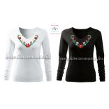 Hosszú ujjú, V-nyakú női póló, kézi hímzésű szív alakú matyó mintával - Hímzésmánia - fekete